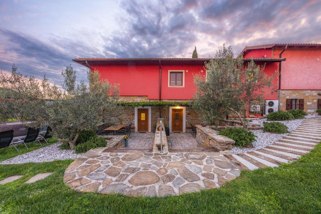 Touristfarm - Apartments "Red Fairytale" Marezige Zewnętrze zdjęcie