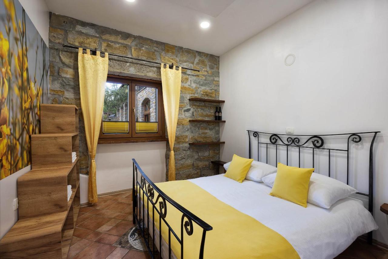 Touristfarm - Apartments "Red Fairytale" Marezige Zewnętrze zdjęcie
