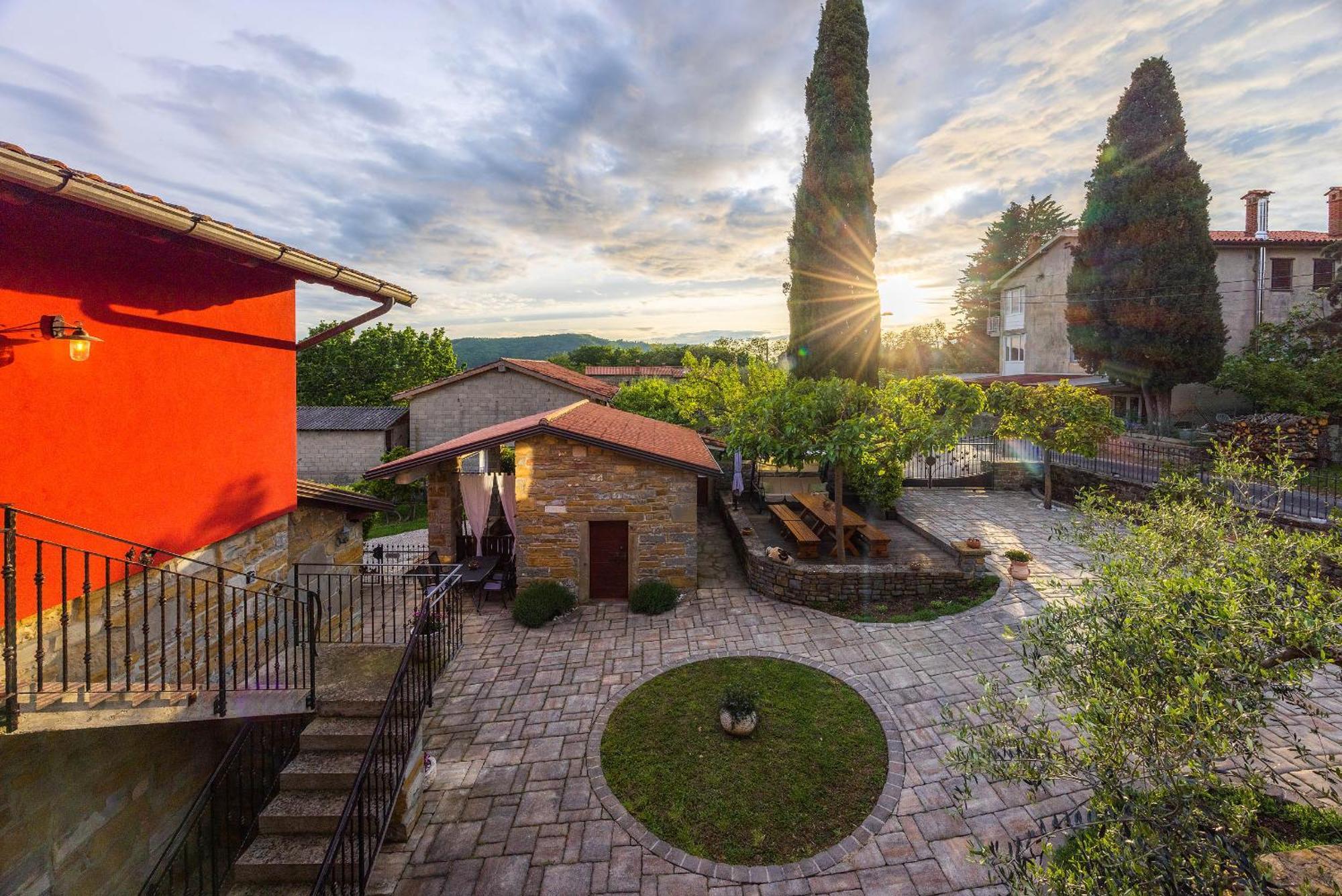 Touristfarm - Apartments "Red Fairytale" Marezige Zewnętrze zdjęcie