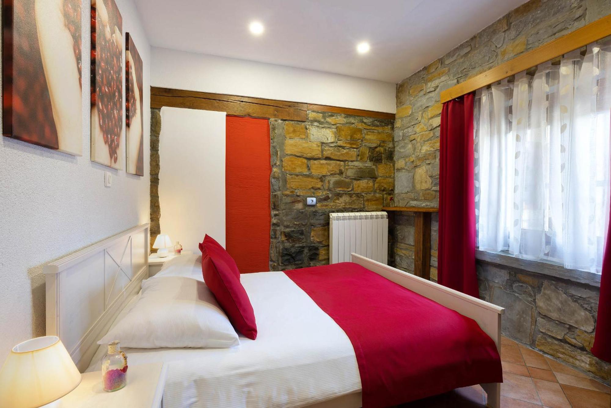 Touristfarm - Apartments "Red Fairytale" Marezige Pokój zdjęcie
